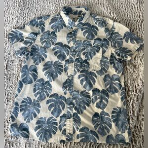 American Eagle Men's Blue Leaf Print Shirt - size L